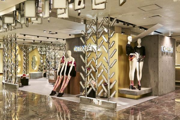 シャネルが新宿伊勢丹でシューズ限定のポップアップ。アーティストのアトリエをイメージ