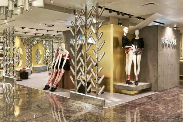 シャネルが新宿伊勢丹でシューズ限定のポップアップ。アーティストのアトリエをイメージ