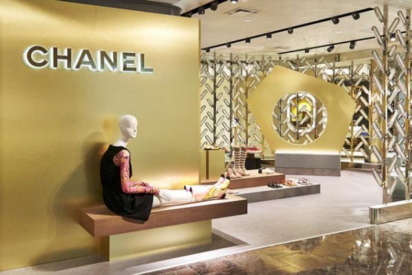 シャネルが新宿伊勢丹でシューズ限定のポップアップ。アーティストのアトリエをイメージ