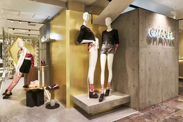 シャネルが新宿伊勢丹でシューズ限定のポップアップ。アーティストのアトリエをイメージ