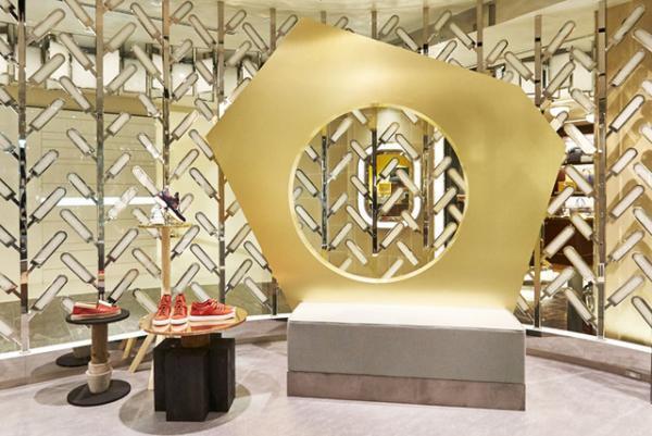 シャネルが新宿伊勢丹でシューズ限定のポップアップ。アーティストのアトリエをイメージ