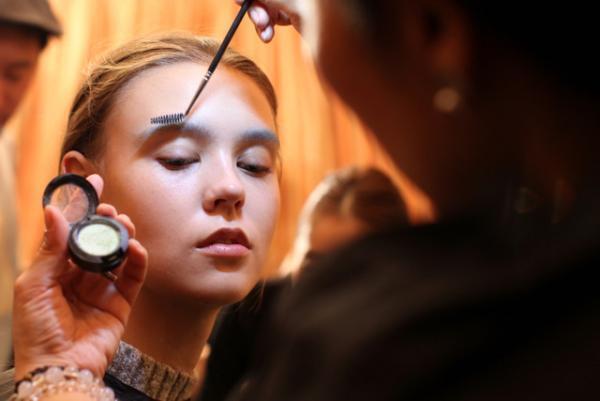 光を帯びた肌が演出する、ラマルクのリラックスモードメイク