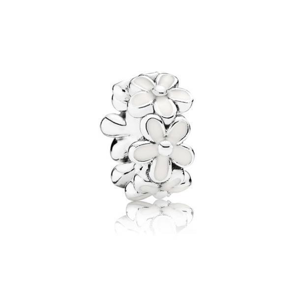 可憐なデイジーや蝶をリング・チャームに。パンドラ15年スプリング