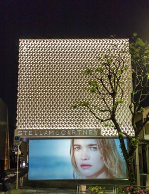 ステラ・マッカートニーが青山みゆき通りに旗艦店移転。新作ファラベラバッグを先行販売