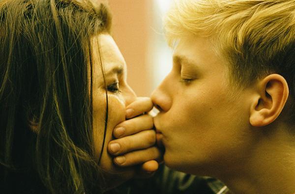 鈴木えみらが、新鋭監督グザヴィエ・ドランの世界観をファッションで表現