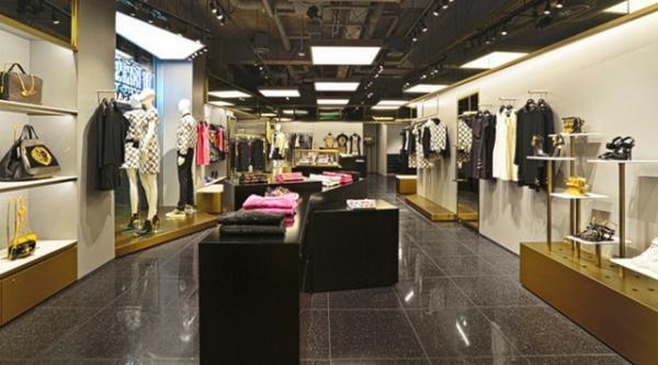 ショッピングをライブに楽しむ、ヴェルサスヴェルサーチ国内初直営店オープン