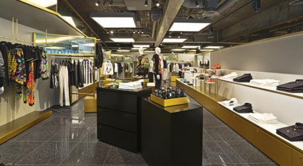 ショッピングをライブに楽しむ、ヴェルサスヴェルサーチ国内初直営店オープン