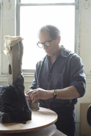 アクネ ストゥディオズから彫刻家ピーター・シュレッシンガーのアートブック＆パジャマコレクション発売