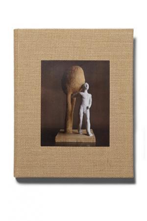 アクネ ストゥディオズから彫刻家ピーター・シュレッシンガーのアートブック＆パジャマコレクション発売