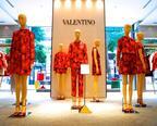 ヴァレンティノ、“赤のハート”コレクションをイセタンサローネで国内先行発売