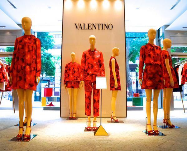 ヴァレンティノ、“赤のハート”コレクションをイセタンサローネで国内先行発売