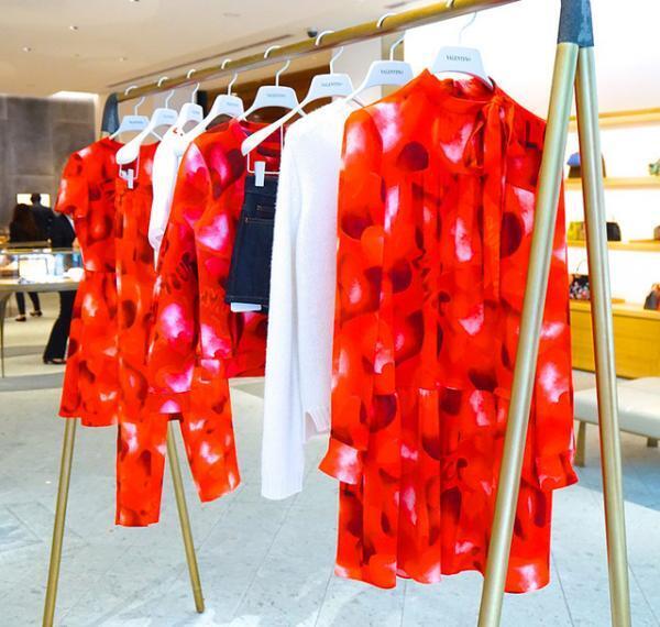 ヴァレンティノ、“赤のハート”コレクションをイセタンサローネで国内先行発売