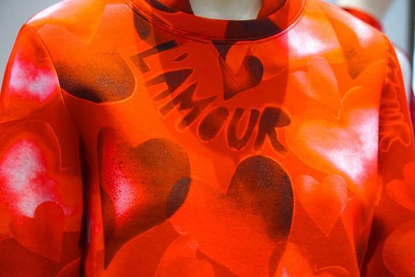 ヴァレンティノ、“赤のハート”コレクションをイセタンサローネで国内先行発売