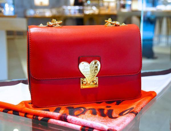 ヴァレンティノ、“赤のハート”コレクションをイセタンサローネで国内先行発売