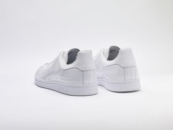 「スタンスミス」純白モデル発売。ホワイトマウンテニアリングとコラボ