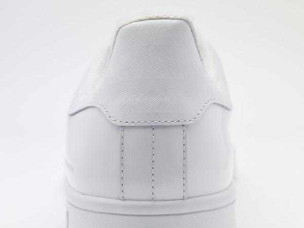 「スタンスミス」純白モデル発売。ホワイトマウンテニアリングとコラボ