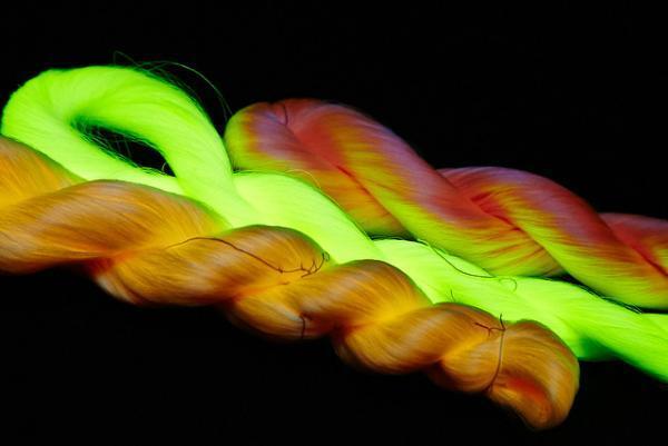 スプツニ子！、バイオテクノロジー×西陣織で未来の“勝負ドレス”を作る。グッチ「エイミの光るシルク」展