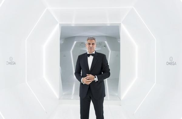 ジョージ・クルーニーが“月世界”でOMEGA「スピードマスター」を祝福