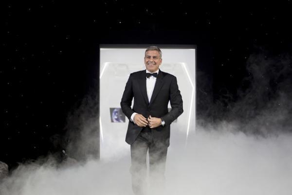 ジョージ・クルーニーが“月世界”でOMEGA「スピードマスター」を祝福