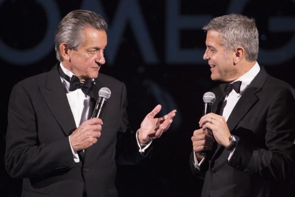 ジョージ・クルーニーが“月世界”でOMEGA「スピードマスター」を祝福