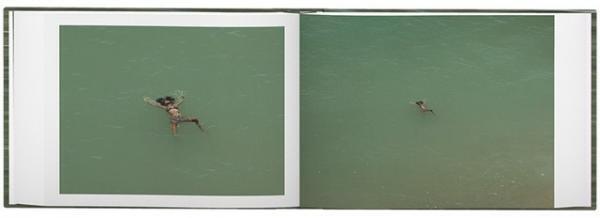 海原に浮かぶ海水浴客を撮り集めたリチャード・ミズラック写真集【ShelfオススメBOOK】