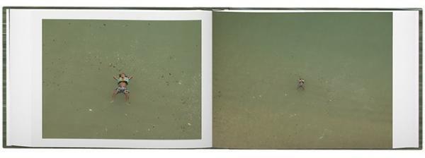 海原に浮かぶ海水浴客を撮り集めたリチャード・ミズラック写真集【ShelfオススメBOOK】