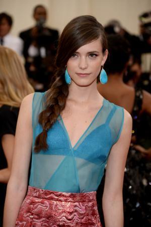 ミュウミュウ初のフレグランス発売、イメージモデルに話題の仏女優を起用