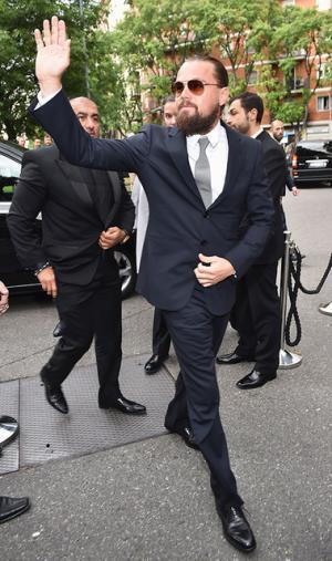 レオナルド・ディカプリオ、「シャネル」バッグをパリス・ヒルトンと競り合う