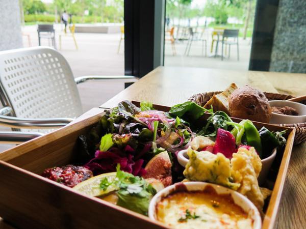 「品川シーズンテラス」お披露目。オフィスワーカーをサポートする最大級商業ゾーン誕生