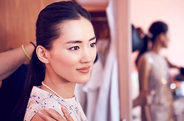 【カンヌ国際映画祭】綾瀬はるかの“美肌”の作り方。レッドカーペッド舞台裏を公開