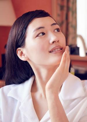 【カンヌ国際映画祭】綾瀬はるかの“美肌”の作り方。レッドカーペッド舞台裏を公開