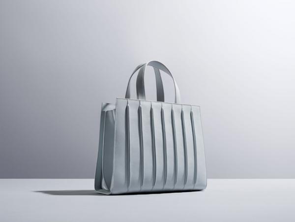 マックスマーラ、“NYで最も美しい建築物”手掛けた「レンゾ・ピアノ」とコラボバッグ発売