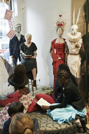 ヴィヴィアン・ウエストウッドが『不思議の国のアリス』の“ティーパーティ”を再現