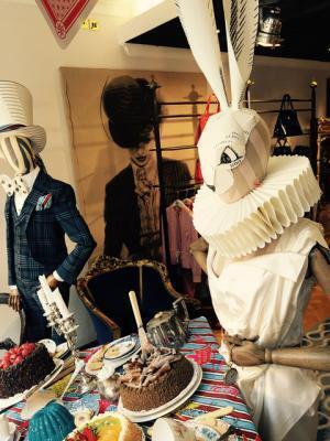 ヴィヴィアン・ウエストウッドが『不思議の国のアリス』の“ティーパーティ”を再現