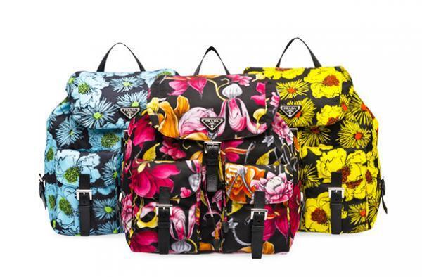 プラダから鮮烈フローラルプリントのナイロンバッグ＆バックパック発売