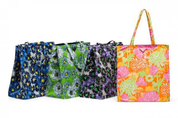 プラダから鮮烈フローラルプリントのナイロンバッグ＆バックパック発売