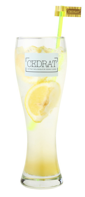 ロクシタンカフェ渋谷店が期間限定で“BAR”に。南仏コルシカ島の海辺を再現