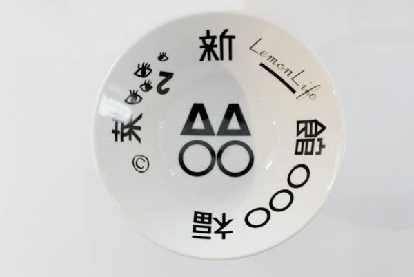 人気ラーメン店「新福菜館 麻布十番店」の“かっこいいドンブリ”、「れもんらいふ」千原がデザイン