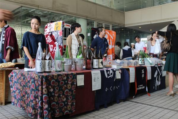 日本酒イベント「AOYAMA SAKE FLEA」で選りすぐりの10蔵を呑み比べ、和菓子とのマリーアジュ