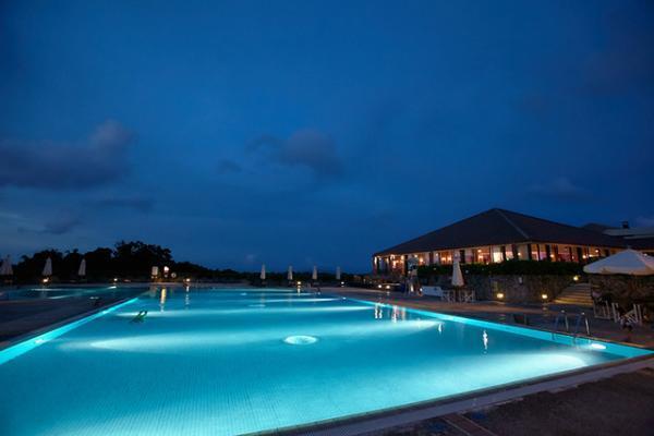 琉球の海に囲まれたコスモポリタンリゾート。陽が落ちた後の楽しみとは？【クラブメッド石垣島 vol.3】