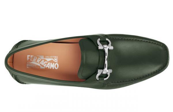 フェラガモがメンズドライビングシューズのオーダーを開始。名入れサービスも