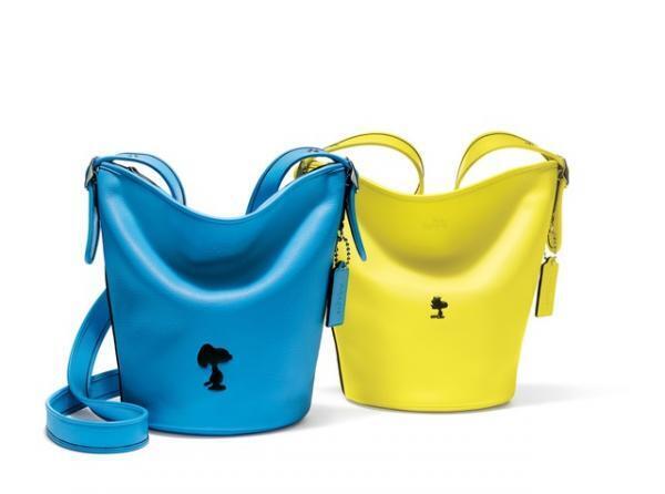 コーチ×ピーナッツのコラボ第2弾。スヌーピーのシルエット描いたバッグやコースターなど