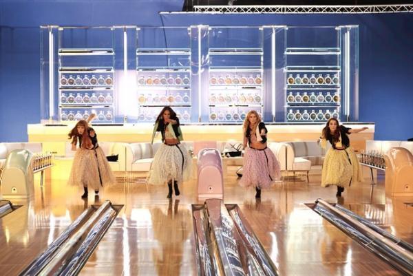 フレグランスボトルでボーリング!?　シャネル新作「チャンス オー ヴィーヴ」の広告フィルム公開