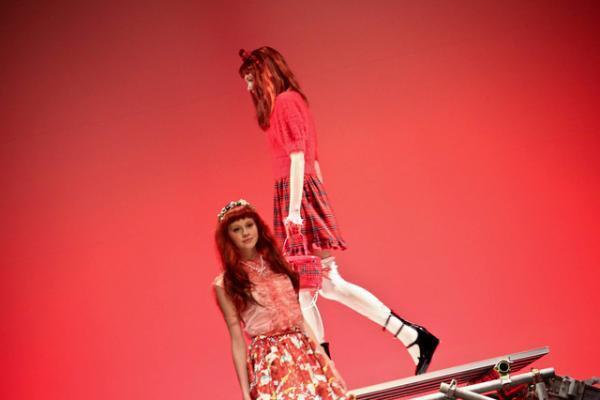 MILK、MILK BOY全88ルックのランウエイショーを原宿で披露。ハロウィン、グレムリン、エンジェルなど5つのキーワードで構成