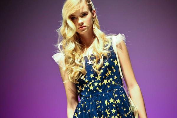 MILK、MILK BOY全88ルックのランウエイショーを原宿で披露。ハロウィン、グレムリン、エンジェルなど5つのキーワードで構成