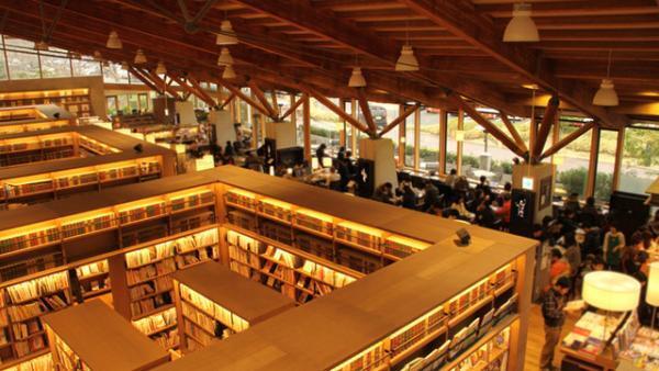 チームラボ新作は“光る鯉”が踊る。世界初の池の水面プロジェクションを展開