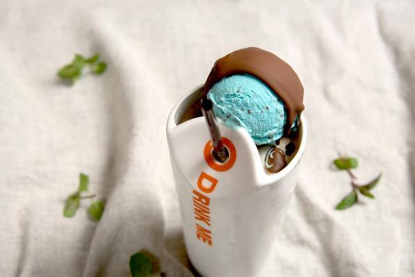 「マックス・ブレナー」夏季限定クールチョコレートスイーツ登場。日本初の“食事系”メニューも