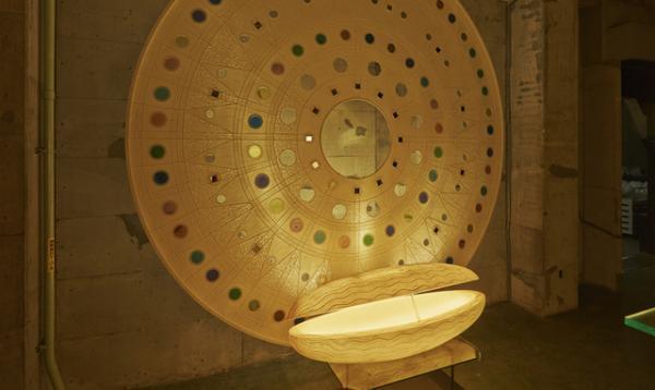 見せる「展示」としまう「保管」を両立、和紙×映像×音楽が融合したインスタレーション