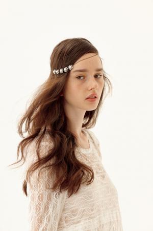 背中・襟元・頭に、夏の「アクセサリーの新しい着け方」をアクセリウムが提案