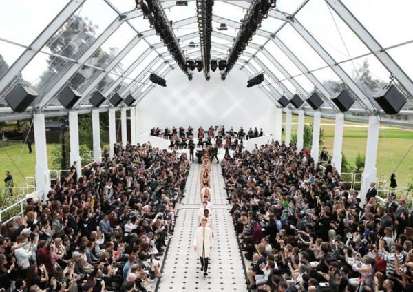 バーバリー プローサムのロマンチックなブリティッシュテーラー【2016春夏メンズ】